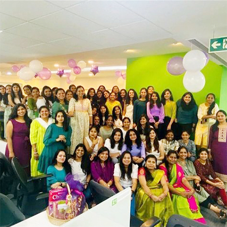 印度妇女摆个姿势团队在他们的办公室照片。